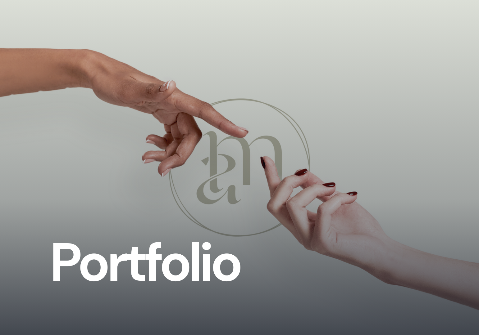 A mão de uma mulher está tocando a mão de outra mulher com seu dedo.