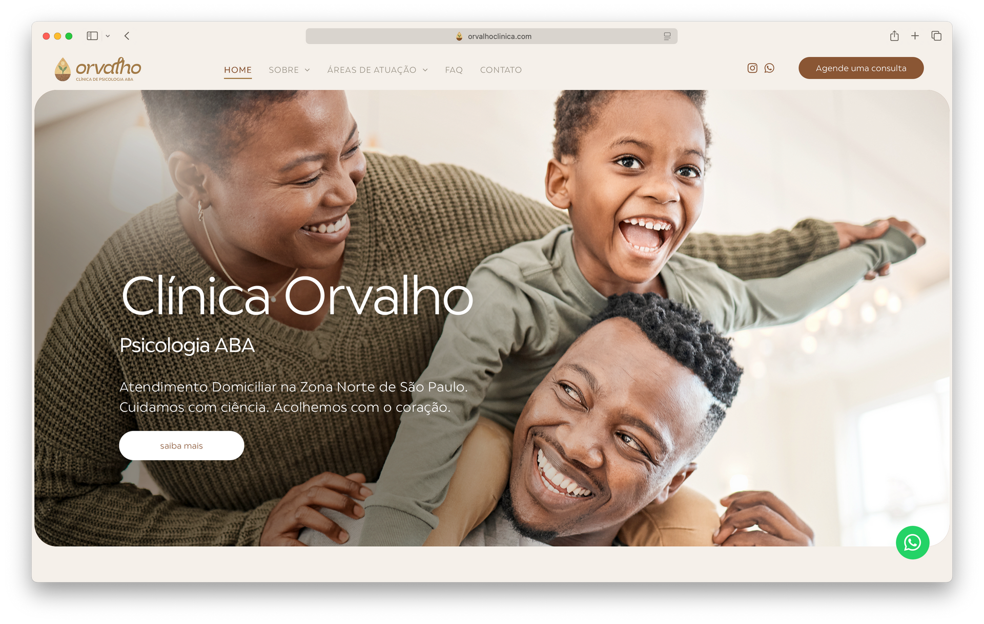 Família de três pessoas sorrindo para a câmera em uma sala iluminada, banner promocional de uma clínica.