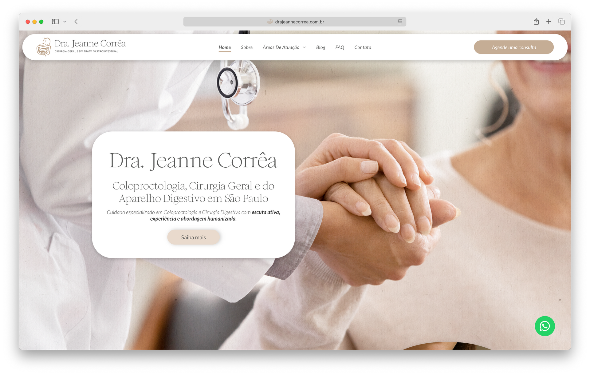 Página inicial do site mostrando a mão de um médico segurando a mão de um paciente