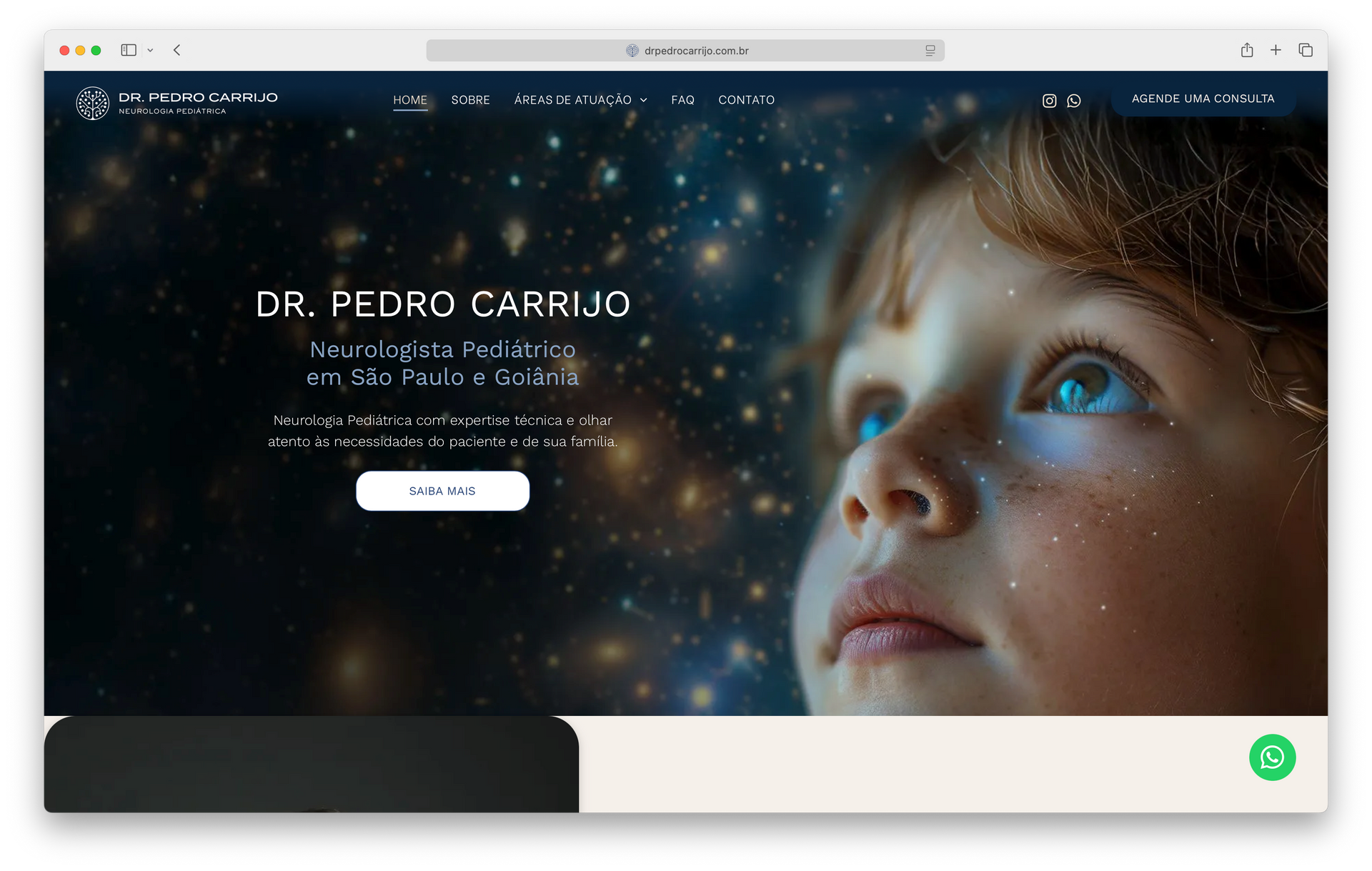 Site do Dr. Pedro Carrijo: Uma criança olhando para cima, com um fundo estrelado e um menu de navegação do site.