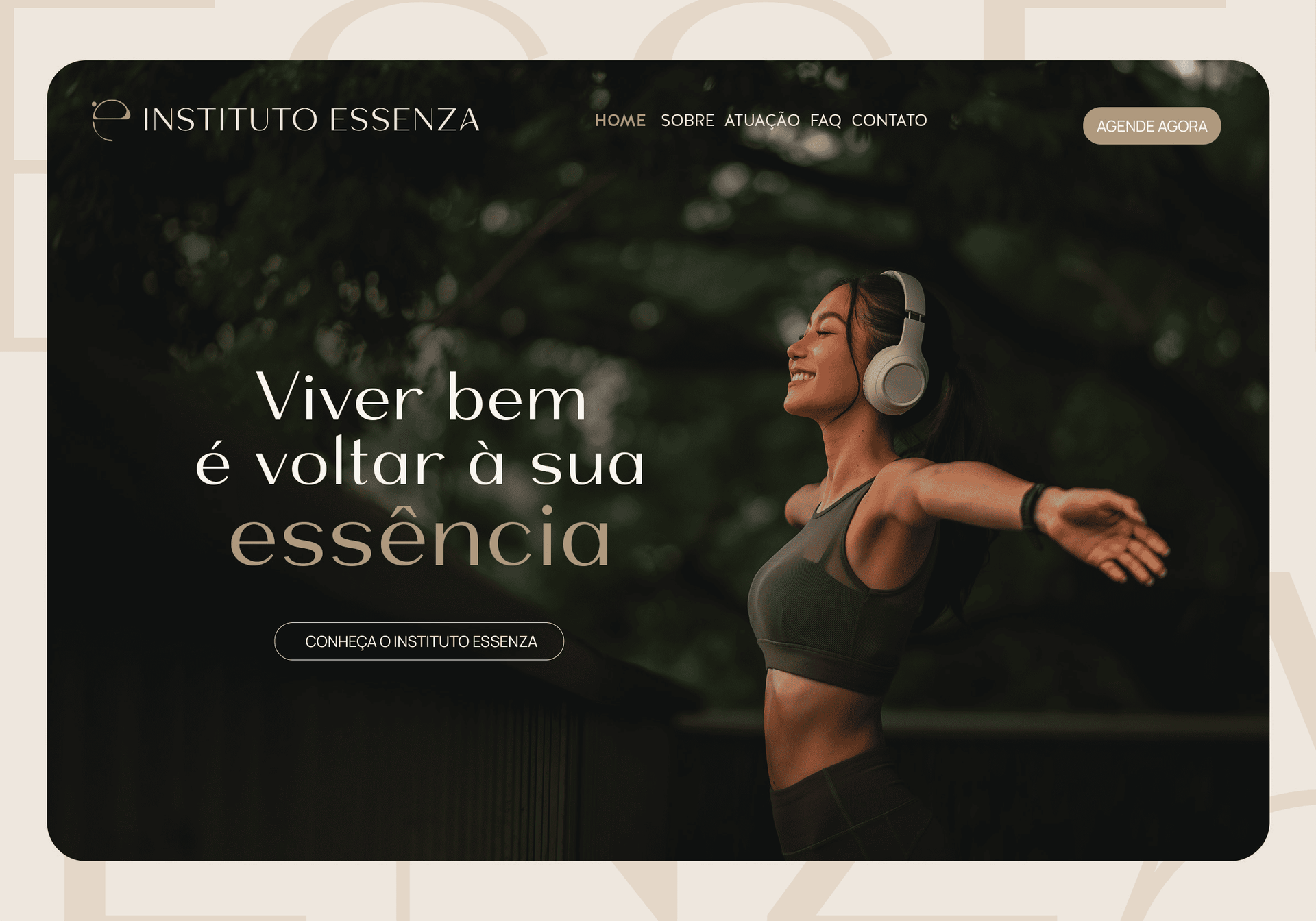 Treinadora em fundo verde escuro com a frase “Viver bem é voltar à sua essência”