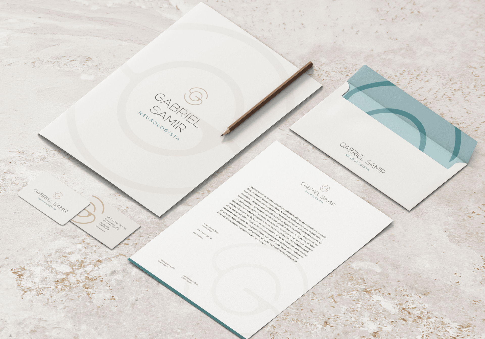 Conjunto de papelaria em madeira: papel timbrado, envelope, cartões de visita, pasta e caneta em tons de azul e branco.