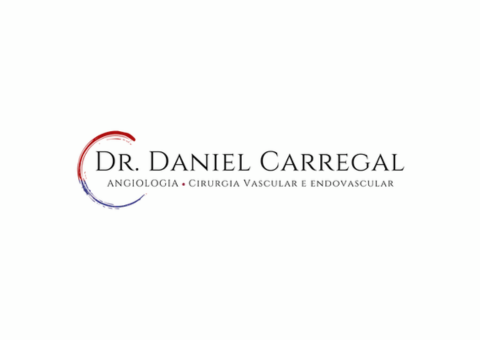 Logotipo do Dr. Daniel Carregal, Angiologia, Cirurgia Vascular e Endovascular, semicírculo vermelho/azul, fundo branco.