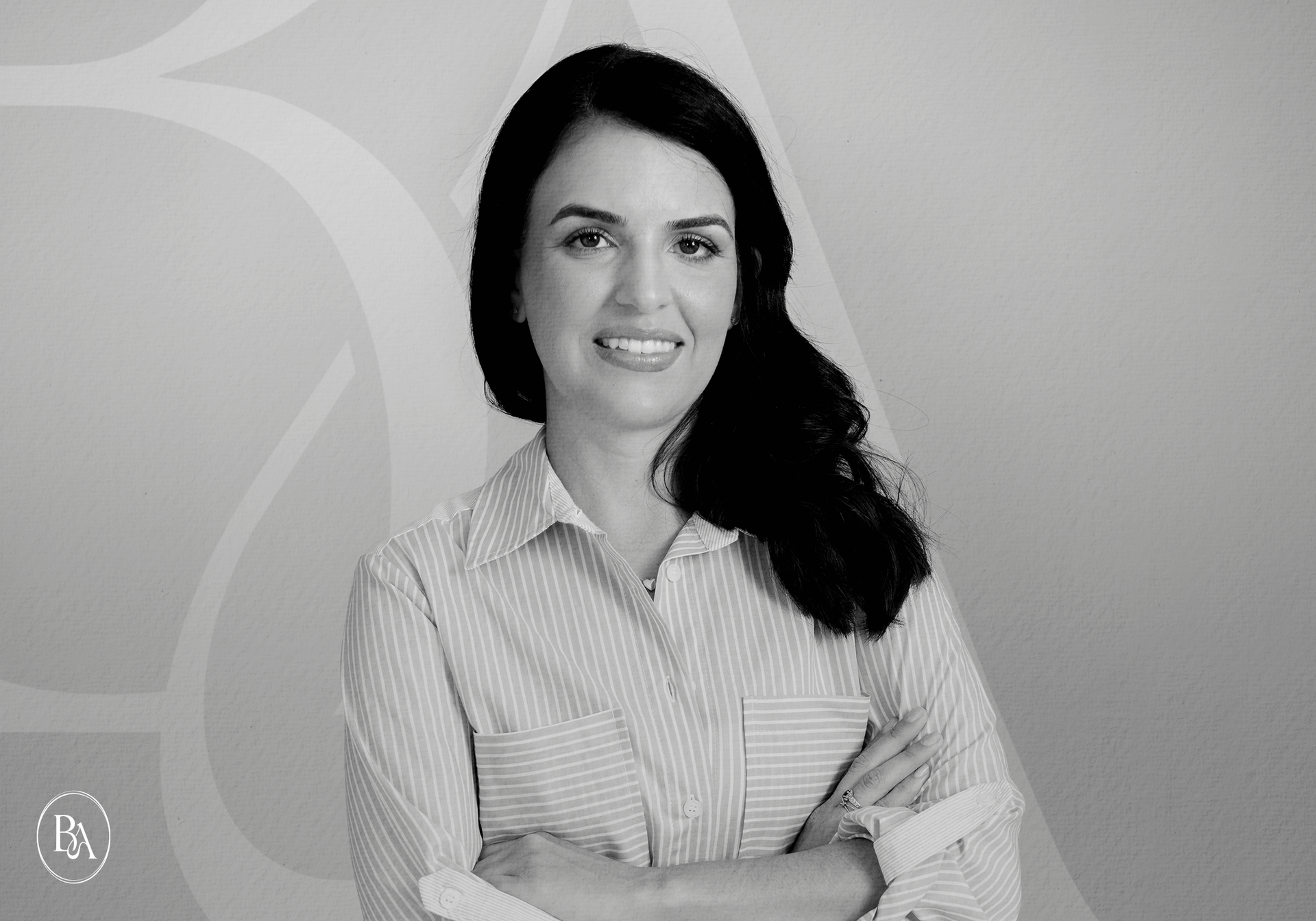 Promotional banner for Instituto Essenza with a smiling woman in green activewear on a white background