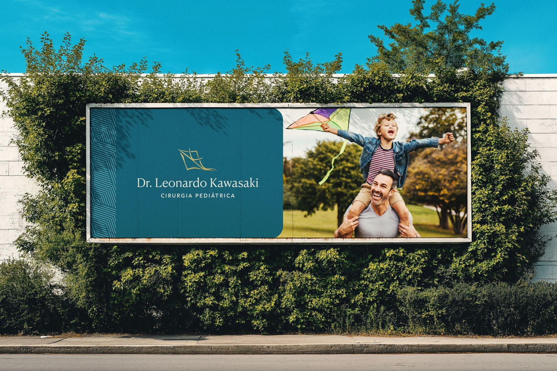 Outdoor com painel publicitário azul e foto de família ao lado de uma sebe sob um céu claro.