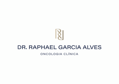 Logotipo do Dr. Raphael Garcia Alves, oncologista clínico. Com iniciais douradas e texto sobre fundo branco.