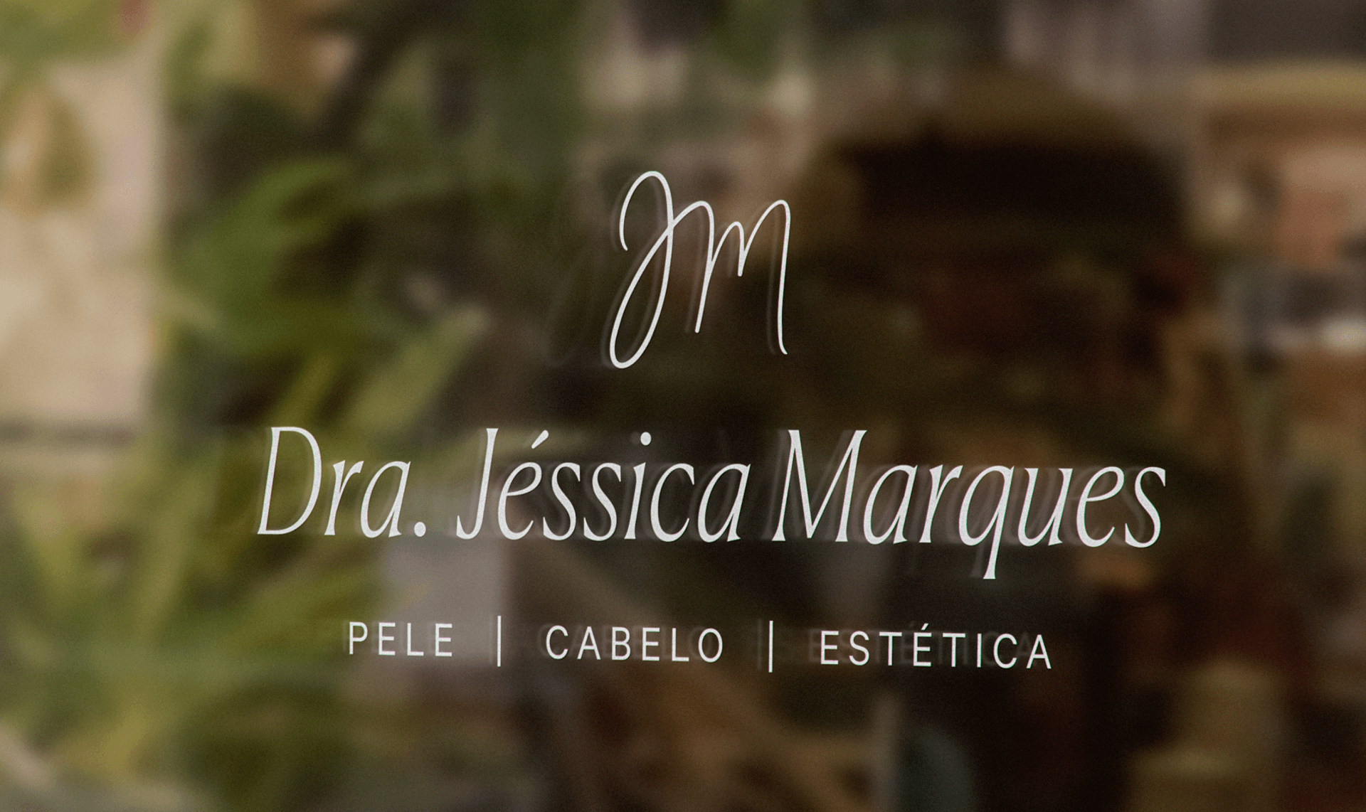 Um logotipo para dra jessica marques com fundo desfocado