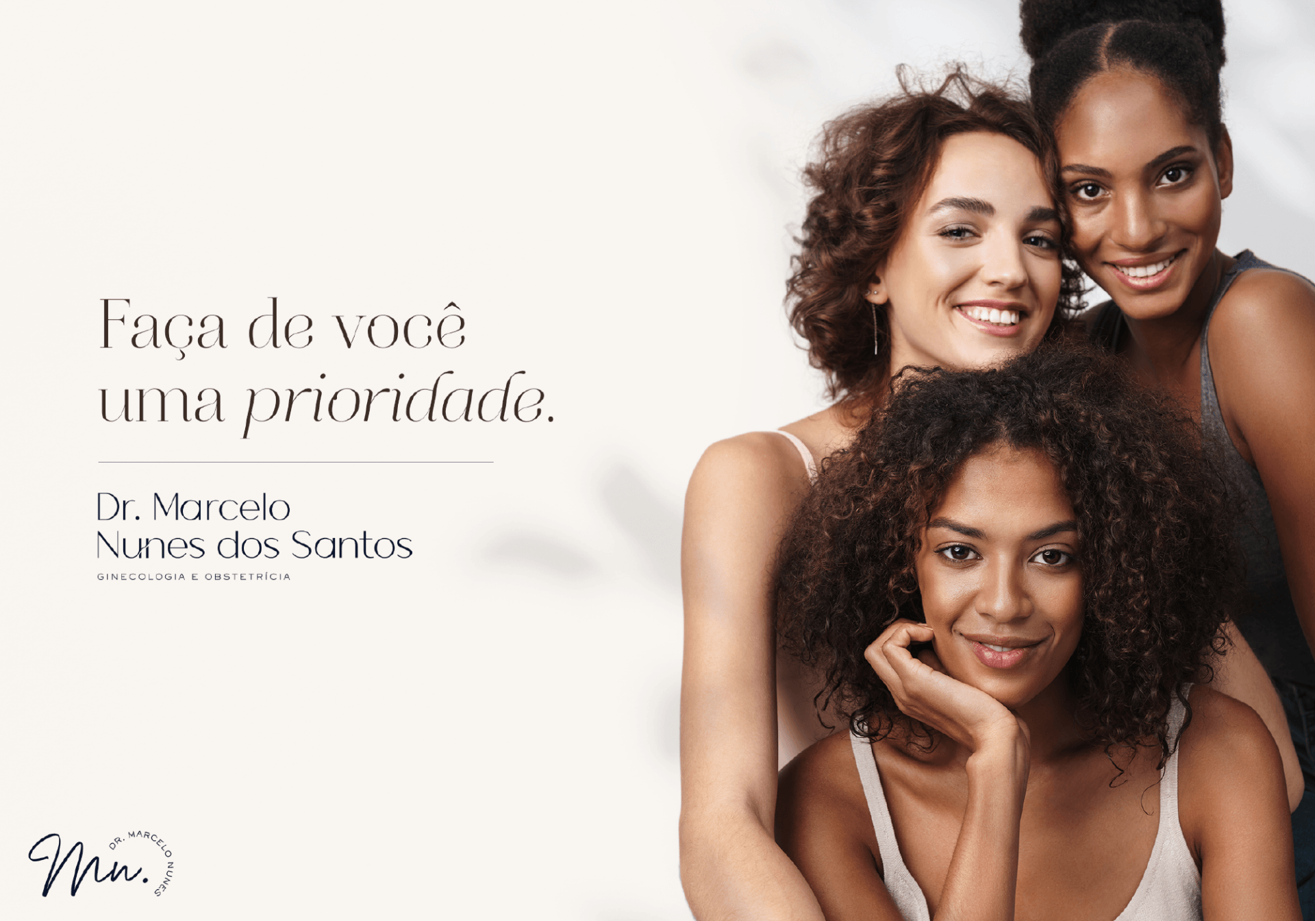 Três mulheres posam para uma foto e sorriem para a câmera.
