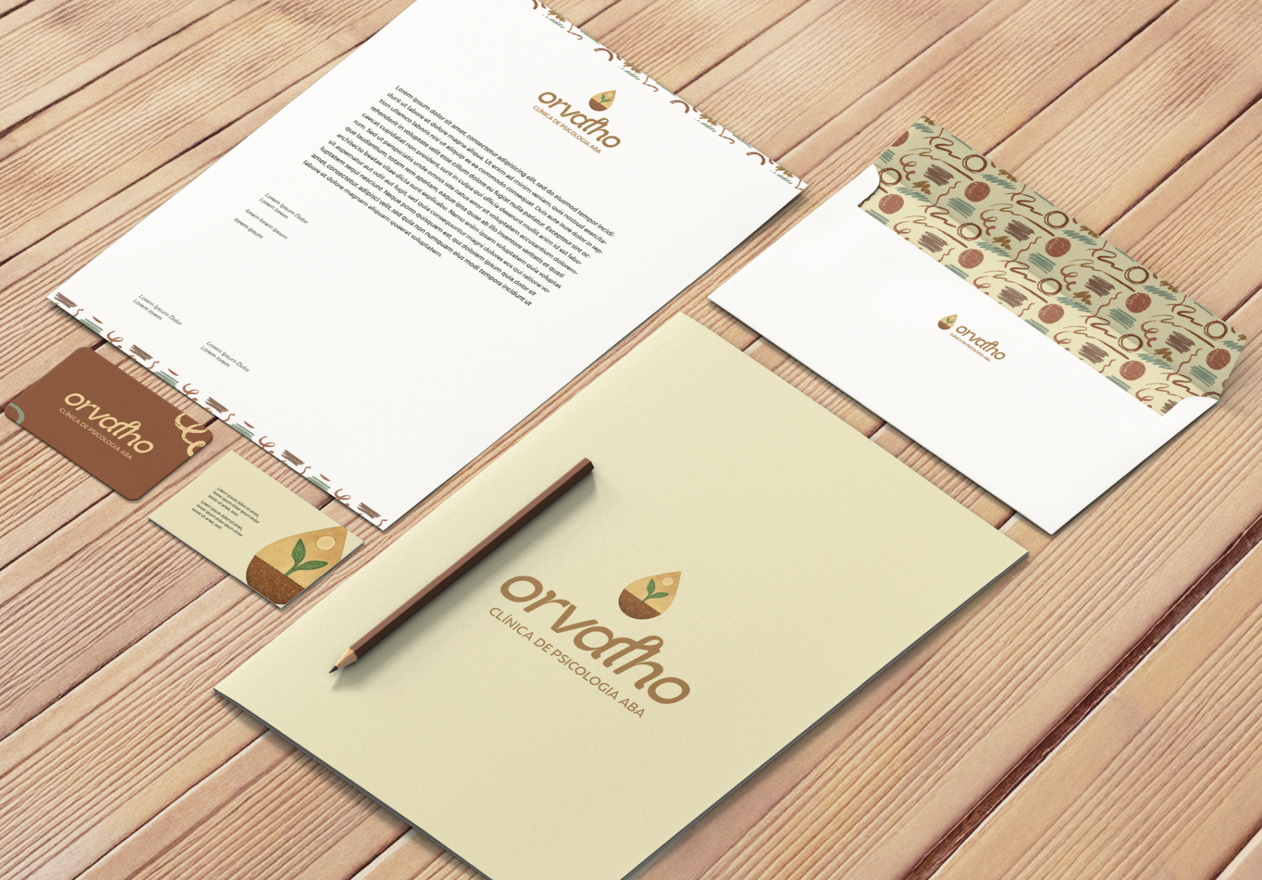 Maquete de material escolar com cadernos creme e marrom, um lápis e cartolina estampada sobre uma mesa de madeira.
