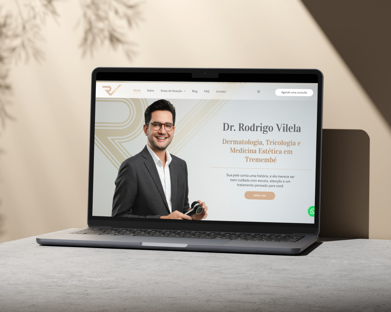 Um laptop sobre uma mesa exibe o site do Dr. Rodrigo Vilela, com um retrato profissional e design em tons de bege.