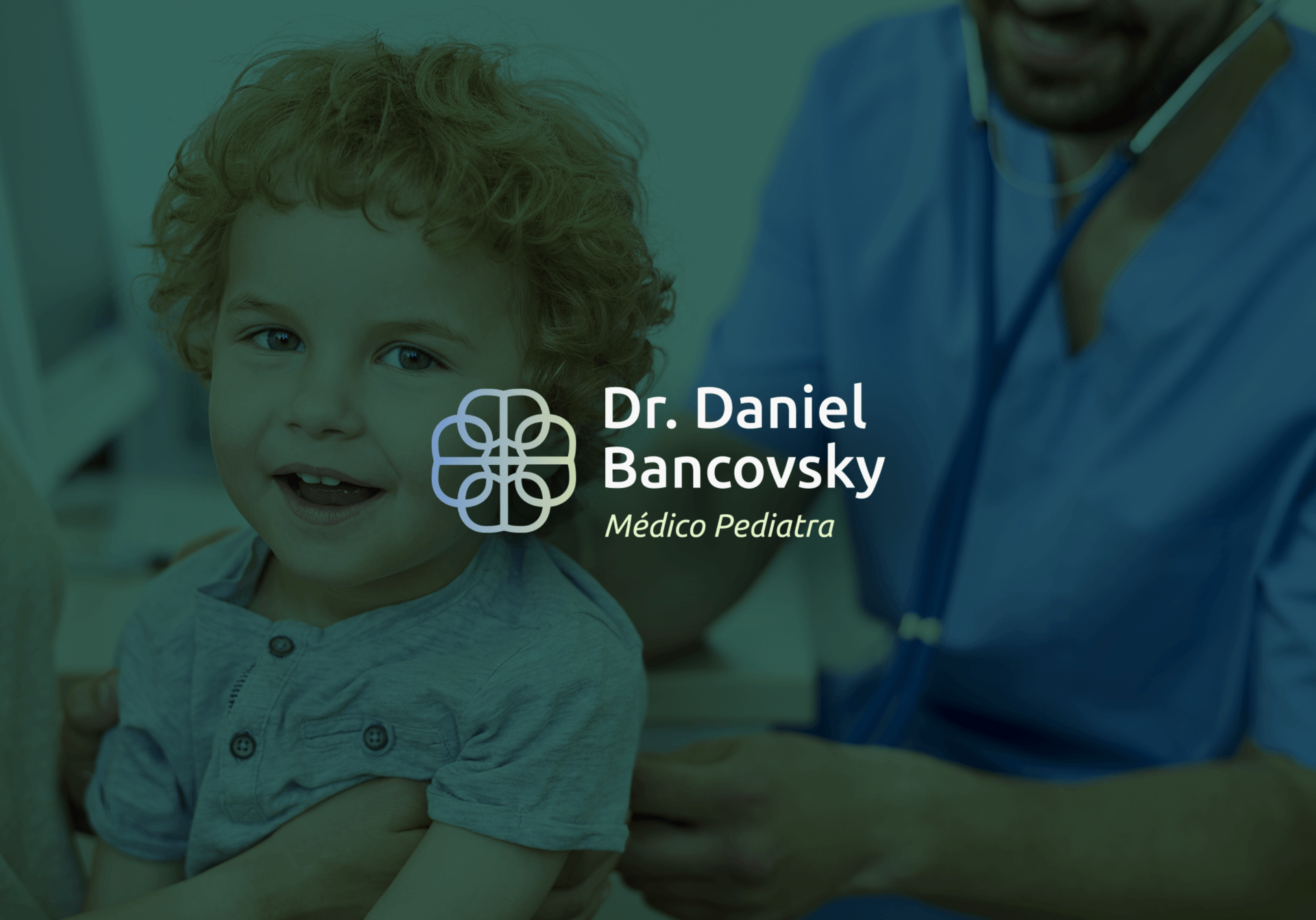Um médico está segurando um menino nos braços.