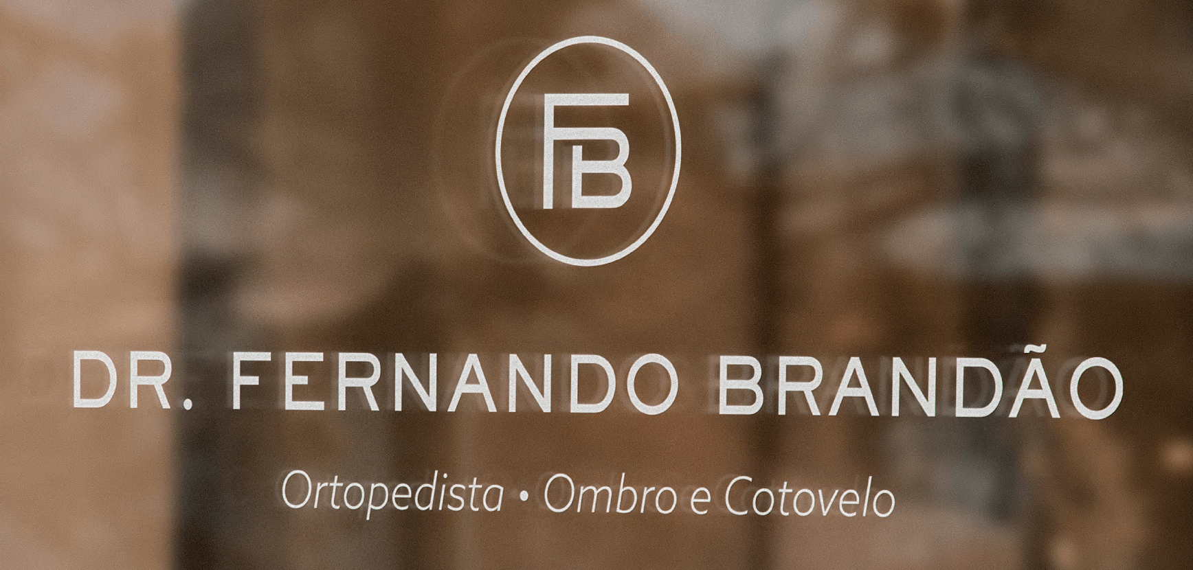 Um logotipo para o dr. fernando brandão com fundo desfocado
