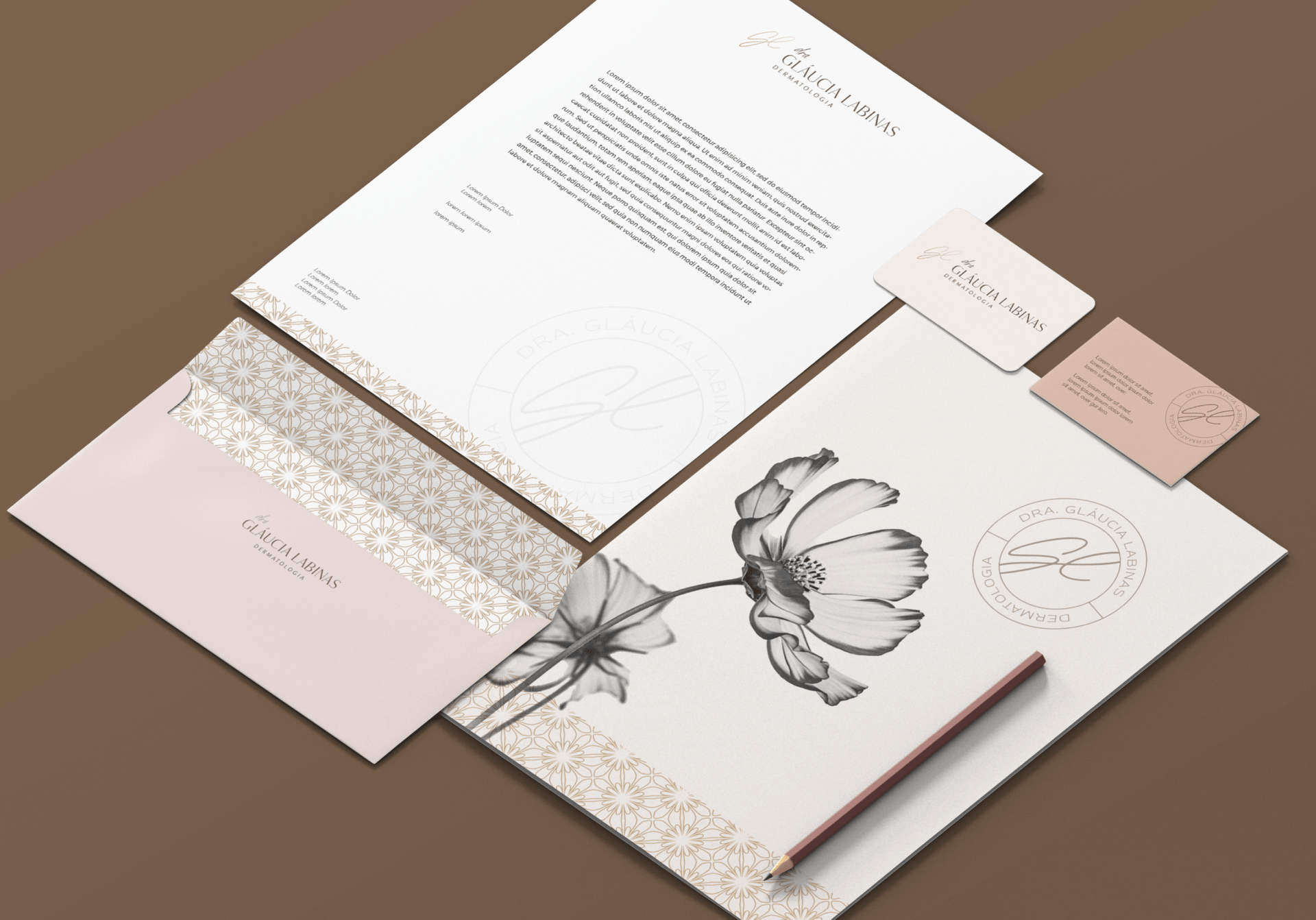 Um conjunto de papelaria com uma flor