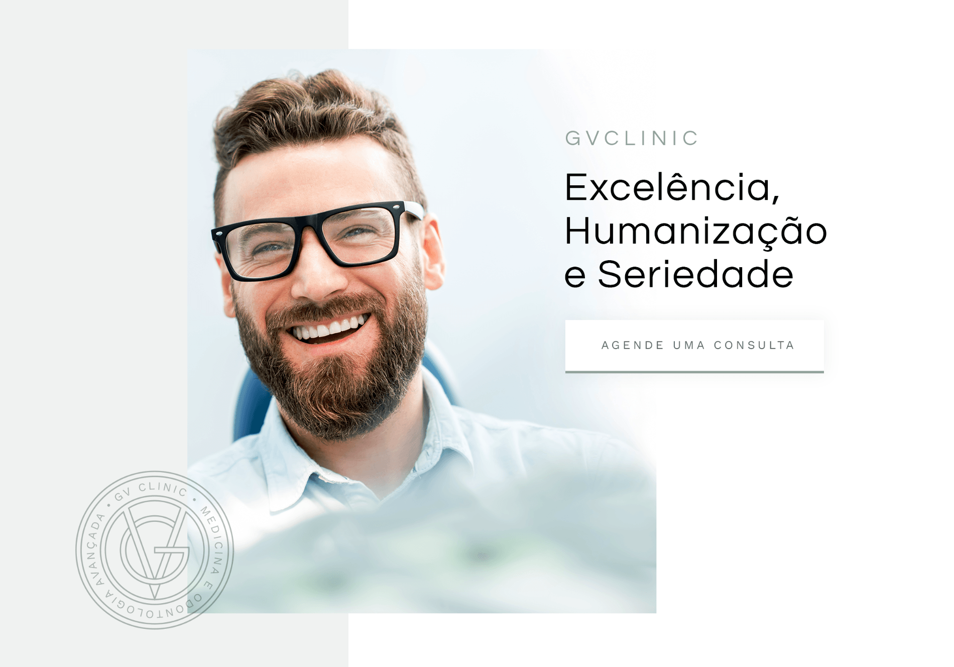 Um homem com barba e óculos está sorrindo para a câmera.