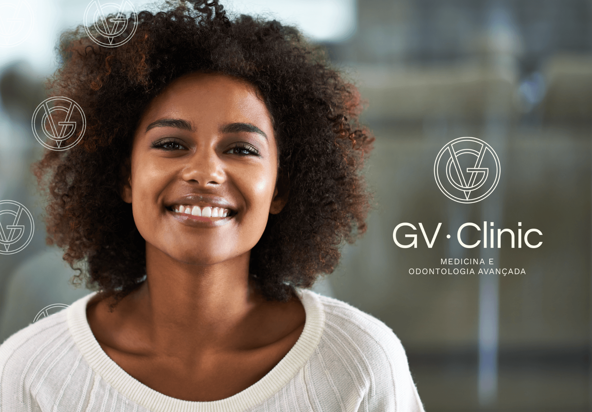 Uma mulher está sorrindo em frente ao logotipo da clínica gv.
