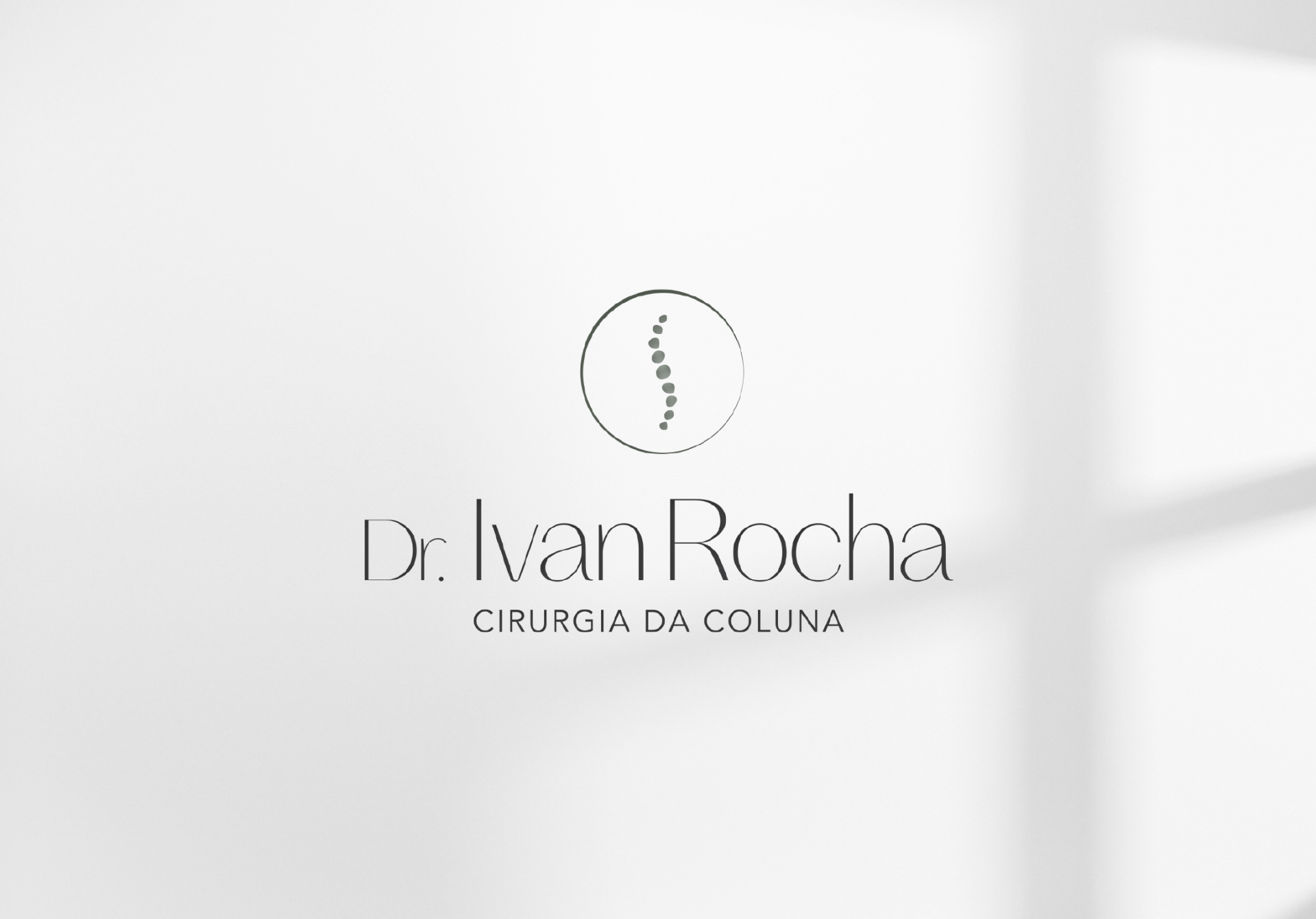 Um logotipo para um médico chamado dr. ivan rocha