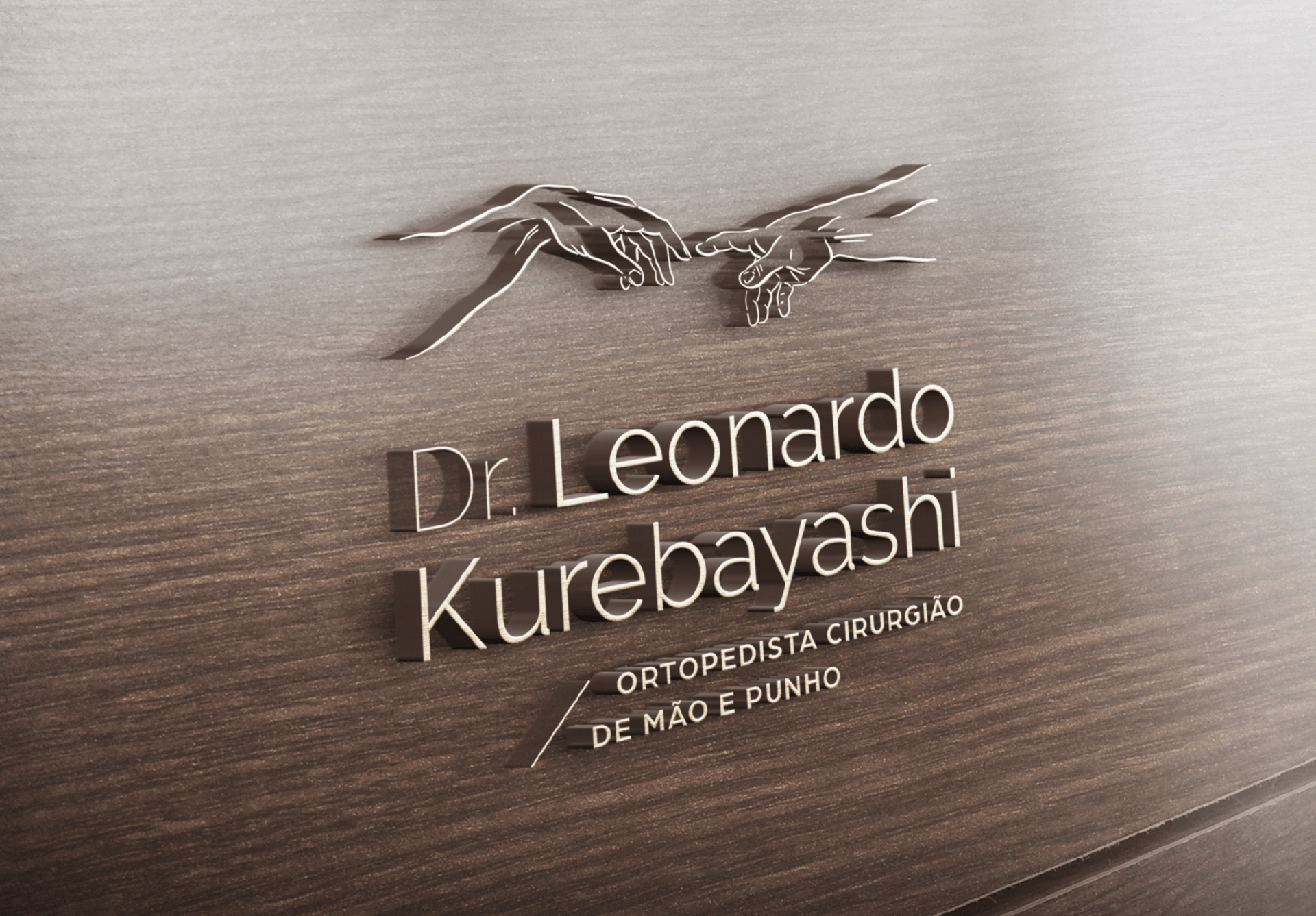 Uma caixa de madeira com o nome dr. Leonardo kurebayashi nele