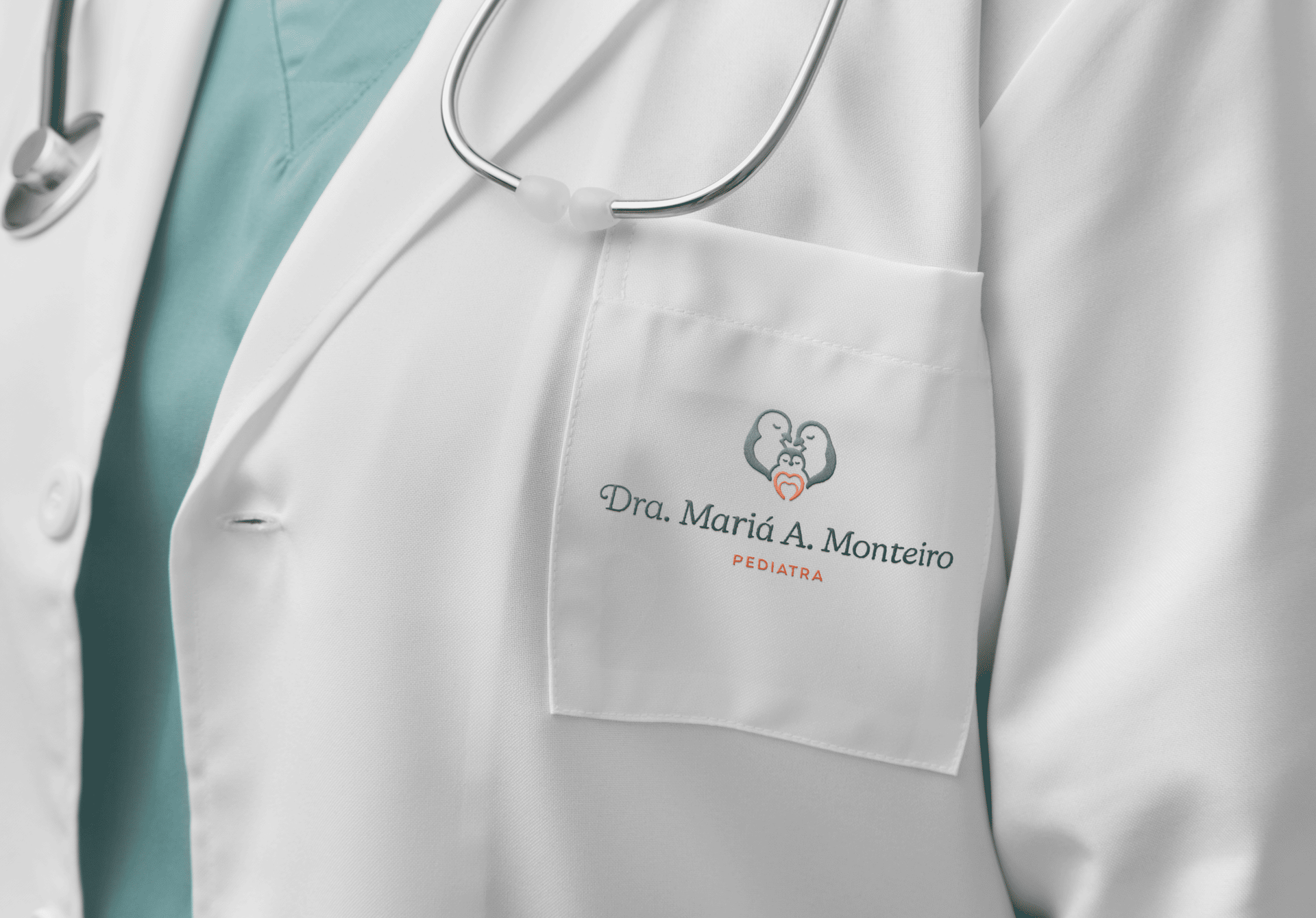 Jaleco branco de médica com estetoscópio, bolso com logotipo: