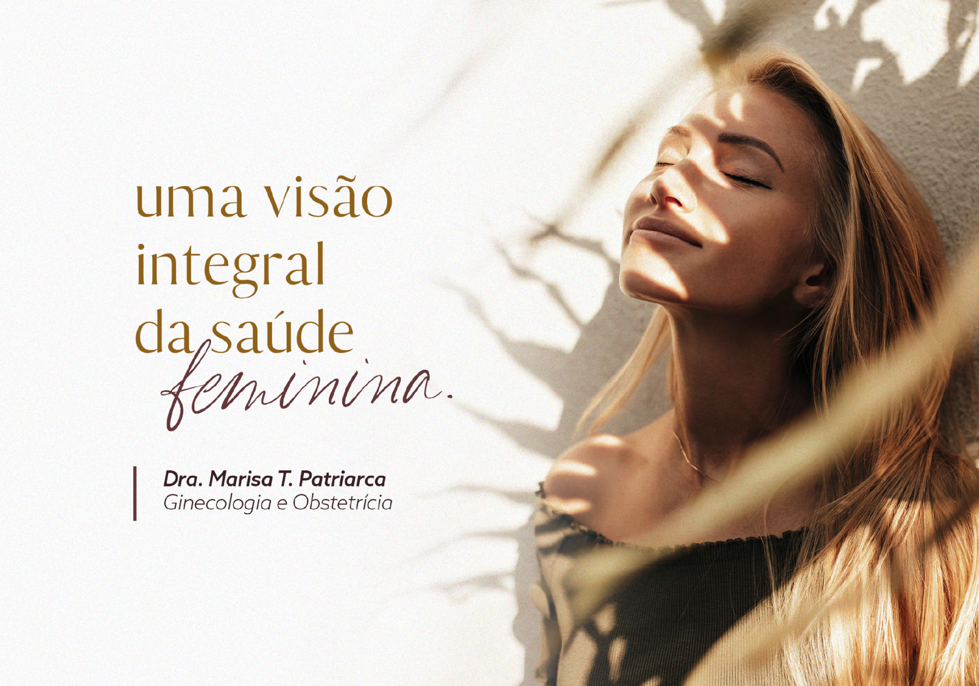 Uma mulher com os olhos fechados está exposta ao sol.