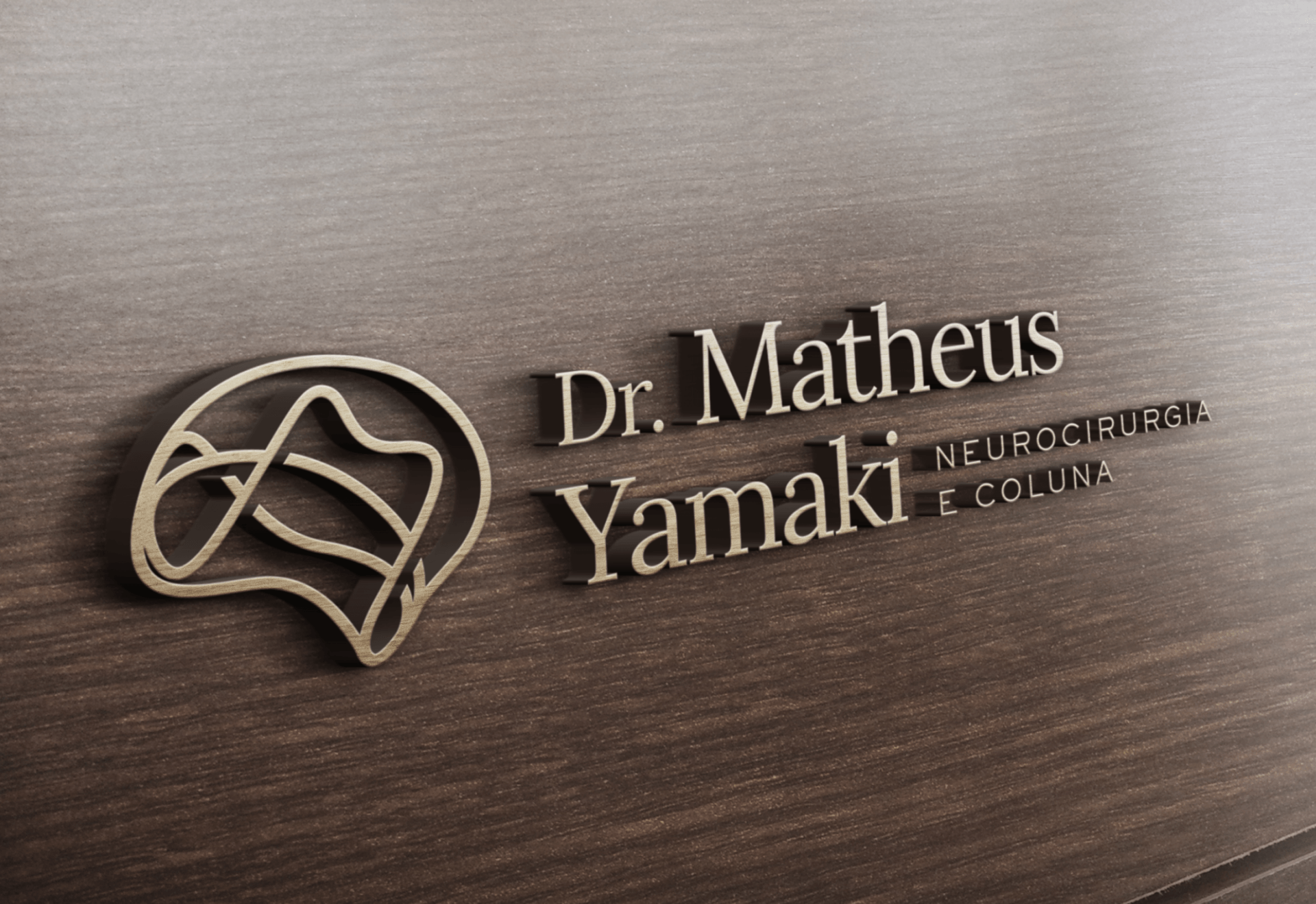 Um logotipo para o dr. matheus yamaki está em uma superfície de madeira