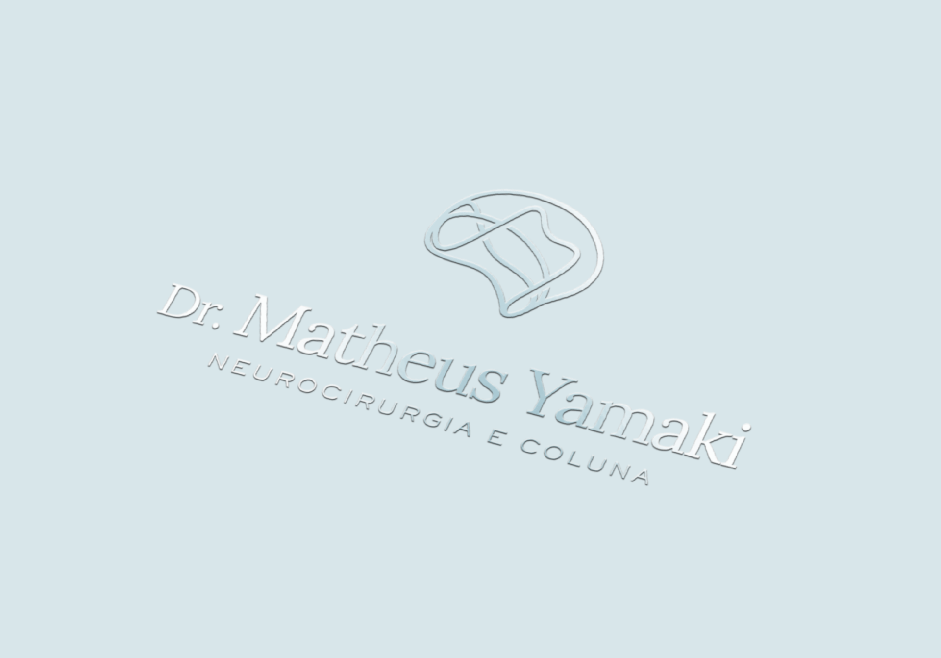 Um close do logotipo de um médico com um cérebro.