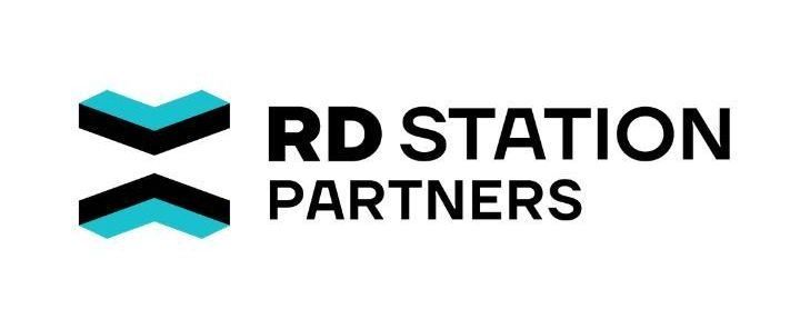 O logotipo dos parceiros da estação rd tem duas setas apontando em direções opostas.