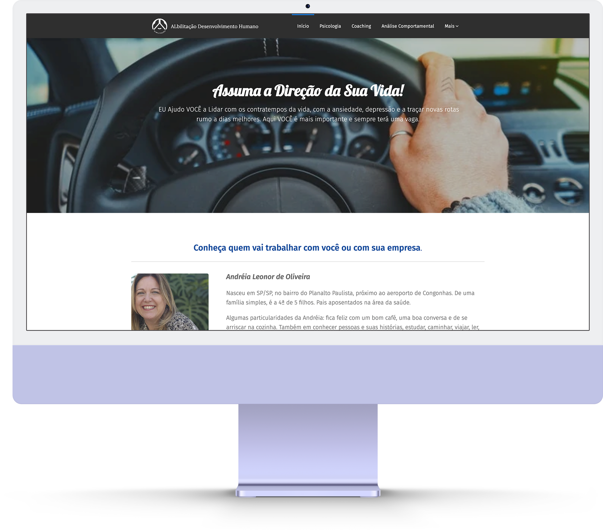 Um monitor de computador com a imagem de uma pessoa dirigindo um carro na tela.