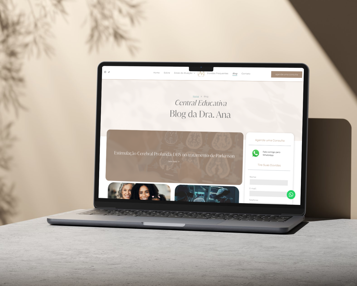 Um laptop com a foto de um médico na tela.