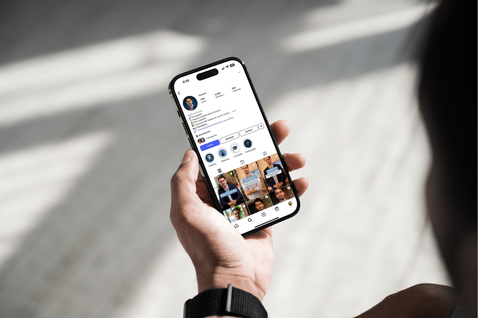 Uma pessoa está segurando um celular na mão.
