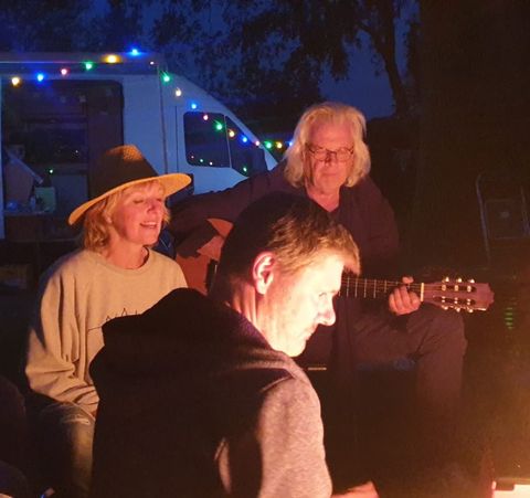 Mahadeva zingt op uitnodiging bij festivals, yogascholen, of bij u thuis.