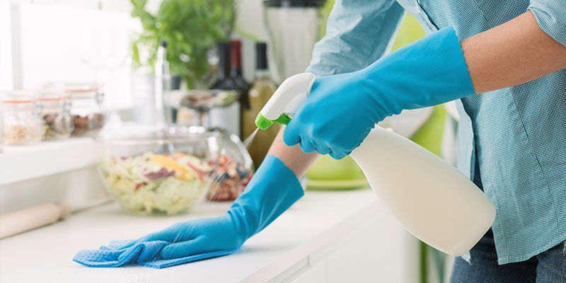 pulizia del piano di una cucina