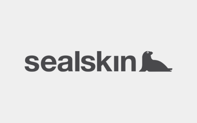 Een logo van zeehondenhuid met een zegel erop op een witte achtergrond.
