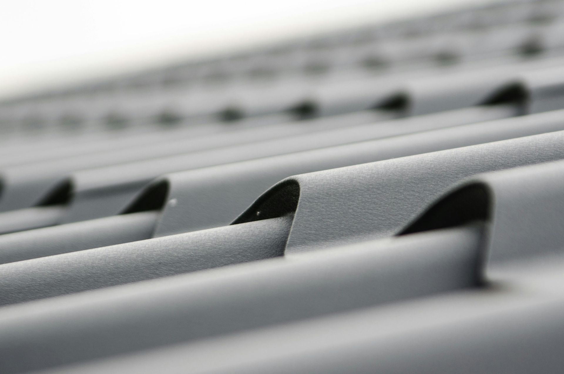 Een close-up van een metalen dak met een witte achtergrond