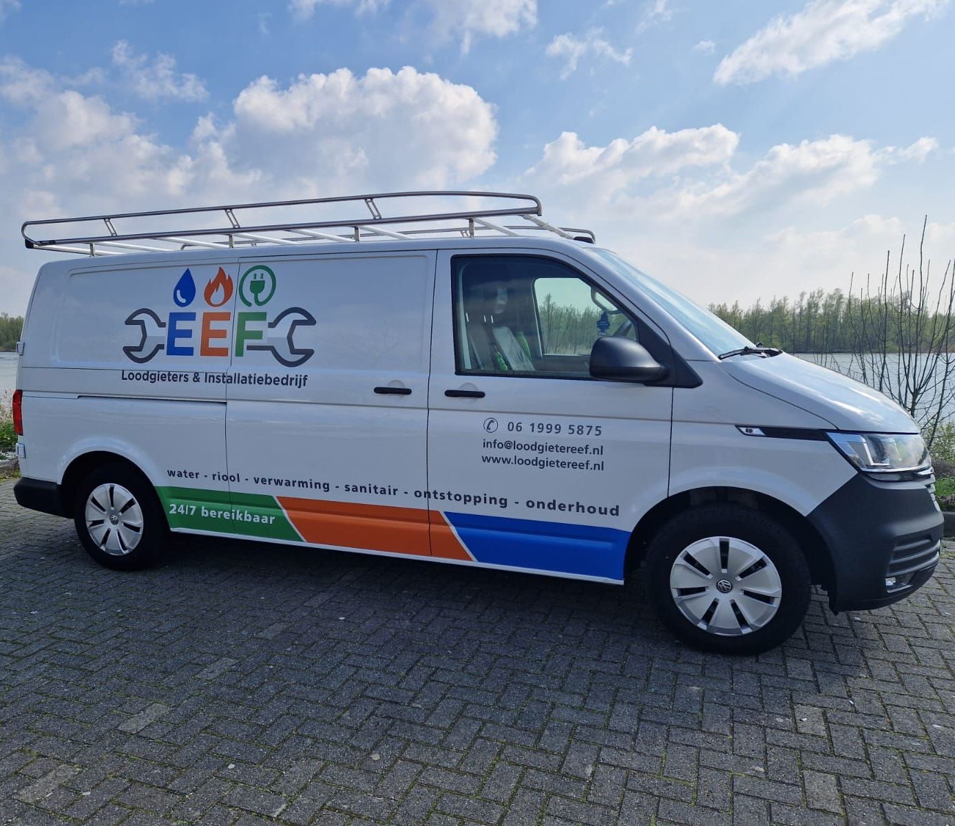 Een witte bestelwagen met het woord deefc erop