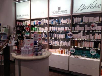 scaffali farmacia