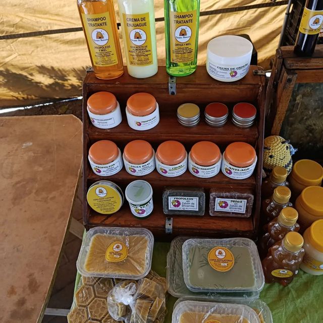 En un puesto del mercado se exhiben diversos tarros y botellas de productos para el cuidado de la piel y cosméticos
