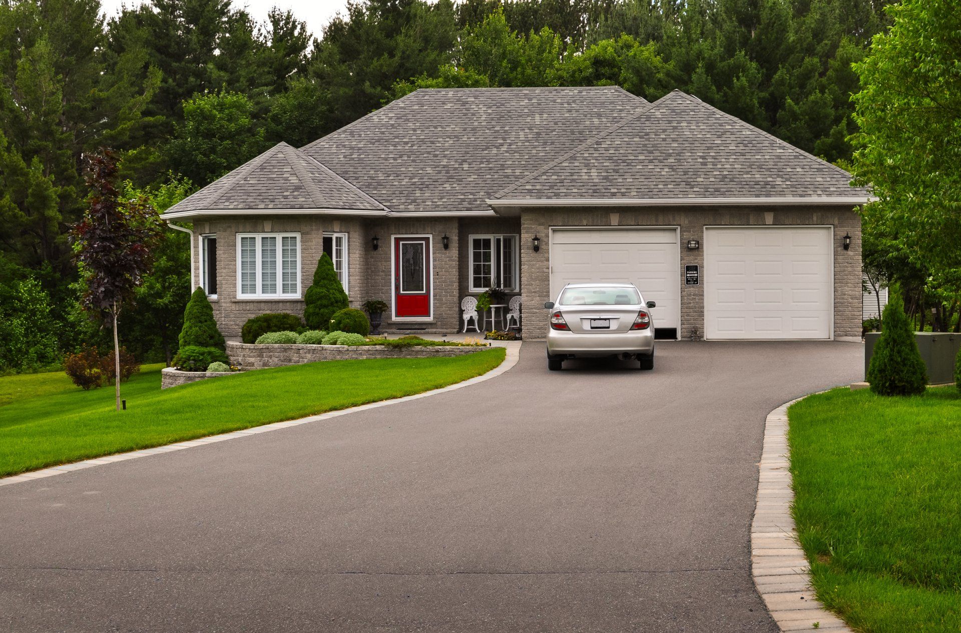 Bungalow / ranch house with a lawn and driveway
