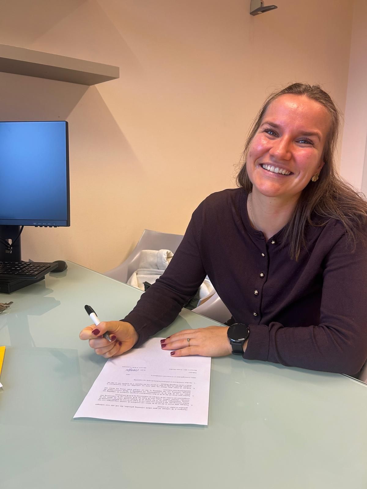 Foto Ilse contract tekenen