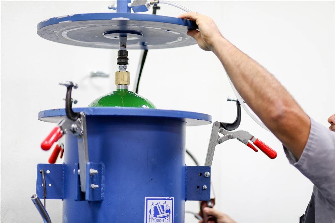 Setting fire extinguisher — Dandridge, TN — Rapid Fire Equipment Inc.