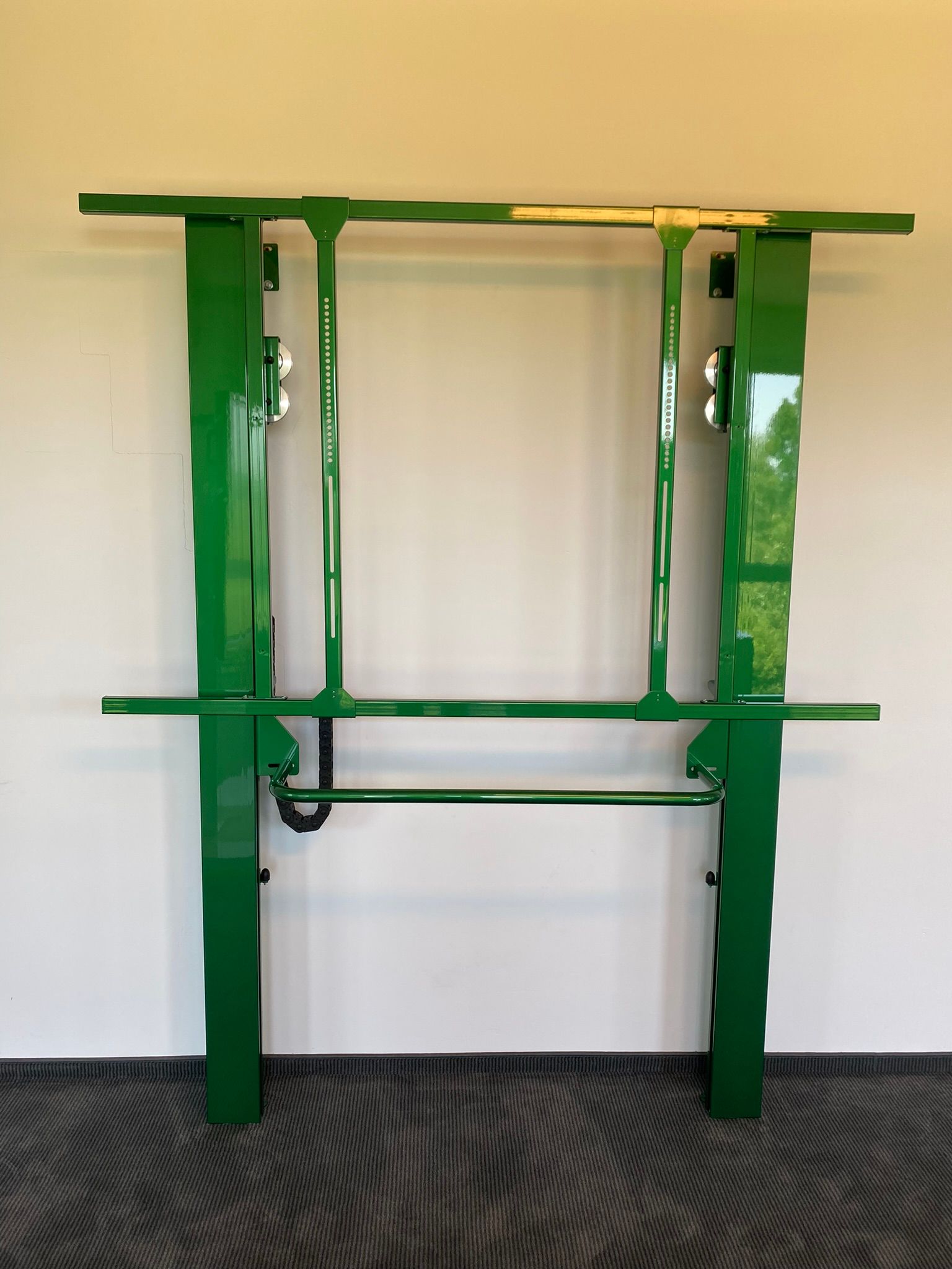 Individualisierter Medienhalter für SMF Solutions in metallic grün