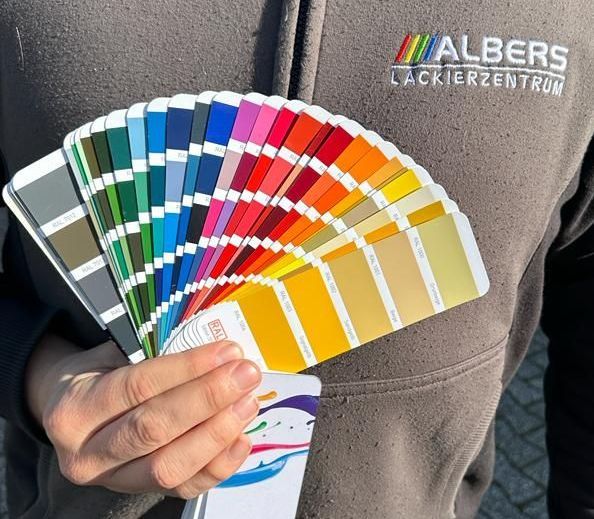 Darstellung des RAL Farbsystems durch einen RAL Fächer