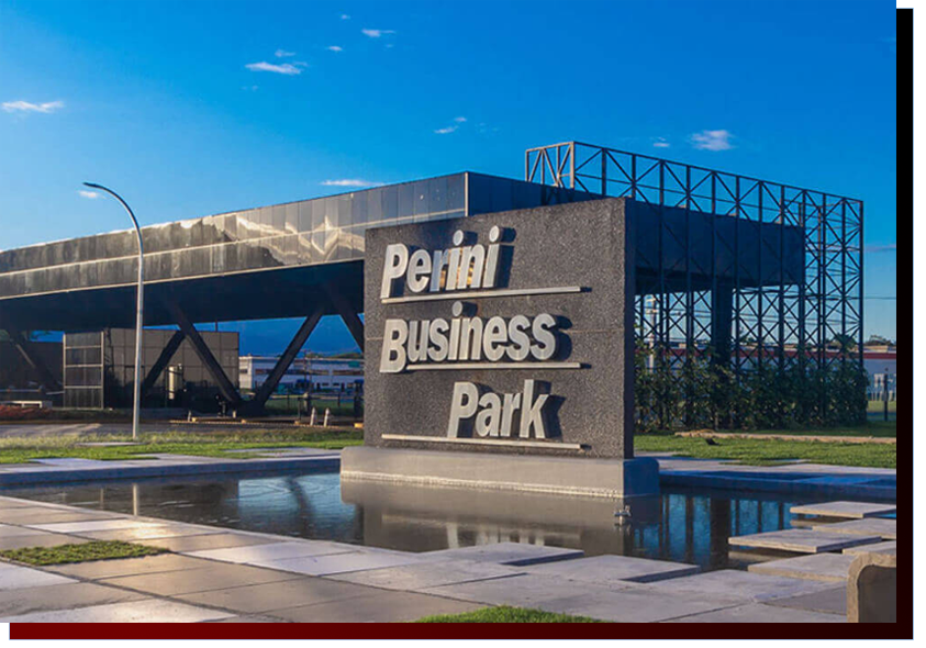 Um grande edifício com uma placa na frente que diz parque empresarial perini
