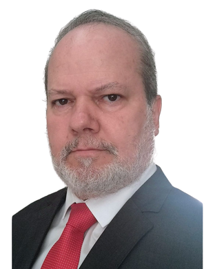 Um homem com barba está vestindo terno e gravata