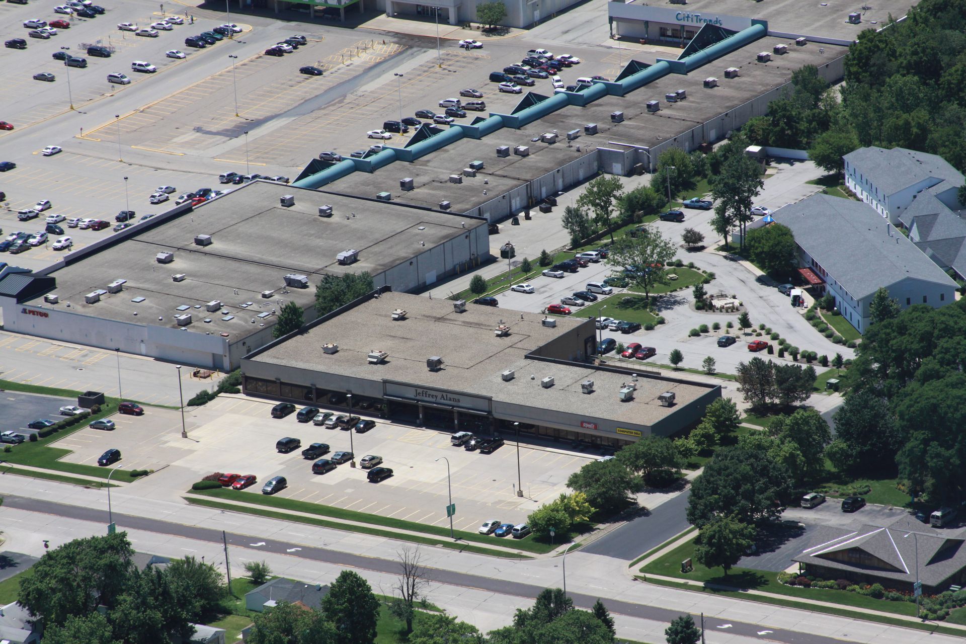 Expertly Installed & Maintained Commercial Built-Up Gravel Roof by Kreiling at Jeffrey Alans, Peoria, IL