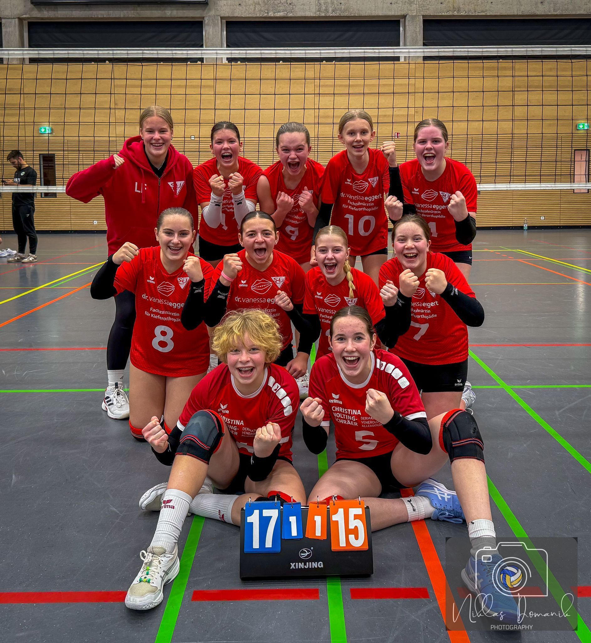 In der höchsten Spielklasse von NRW qualifizieren sich die ersten 4 Teams direkt, von Platz 5-9 müssen die Mannschaften in die Qualifikationsrunde. Union war vor dem Spiel auf dem 4. Platz, der USC Münster auf Platz 5.
Allen war klar, der Sieger spielt ohne Quali direkt bei den Westdeutschen. Was für ein Spiel, was für Emotionen. Der 1. Satz war von Beginn an hart umkämpft. Mit druckvollen Aufschlägen setzten sich die Union Mädels knapp durch.
Im 2. Satz lagen die Unionistinnen schnell 0:5 zurück. Zwar bäumten sich die Mädels mit großer Moral noch auf, aber der Satz ging an den USC Münster. Im 3. Satz entwickelte sich das erwartete Volleyball Drama. Der USC lag plötzlich 14:9 vorne und brauchte nur noch einen Punkt zum Spielgewinn. Was dann folgte war pure Willenskraft. Punkt für Punkt kämpften sich die Stevergirls zurück und glichen zum 15:15 aus. Mit einem Quäntchen Glück aber vor allem mit großem Kampfgeist entschieden die Unionistinnen den Krimi für sich. Die Lüdinghauser Mädchen wünschen dem USC viel Erfolg in der anstehenden Qualifikation.