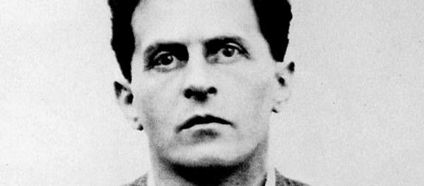Uma foto em preto e branco de um homem com um olhar sério no rosto.