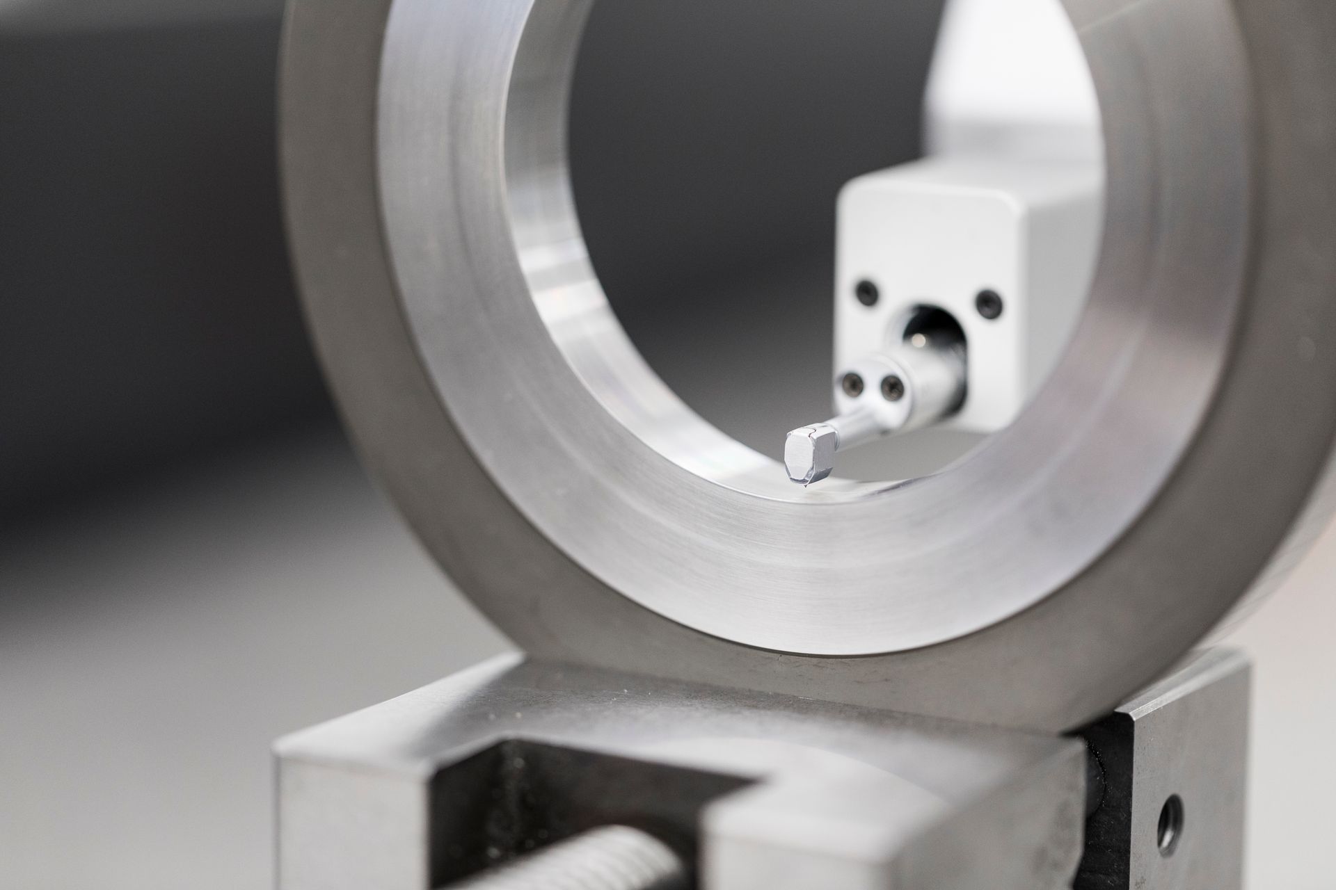 Ein Präzisionswerkzeug zur Messung des Innendurchmessers eines Metallrings, Nahaufnahme.