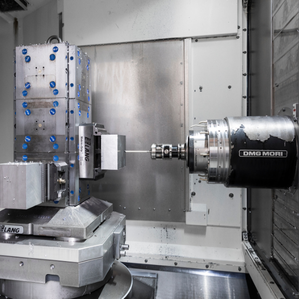 CNC-Maschine mit einer Metallstange, die bearbeitet wird.