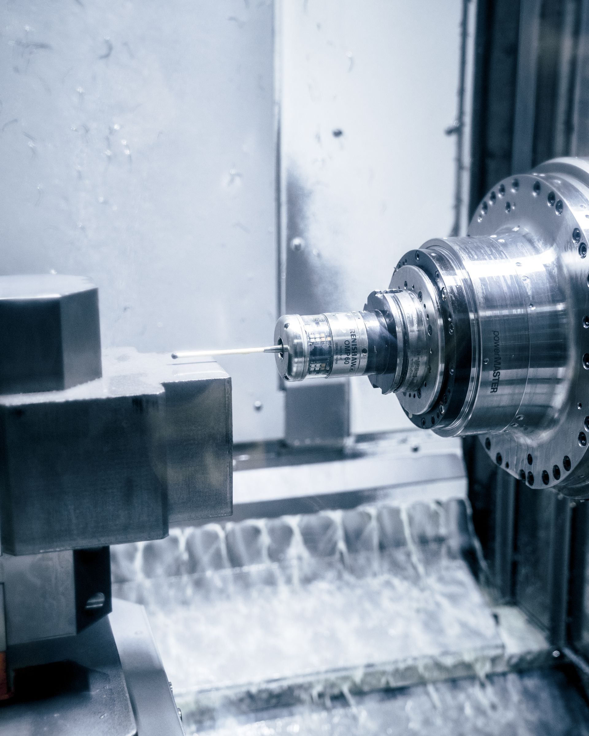 CNC-Maschine schneidet Metall, Flüssigkeitskühlung im Einsatz.