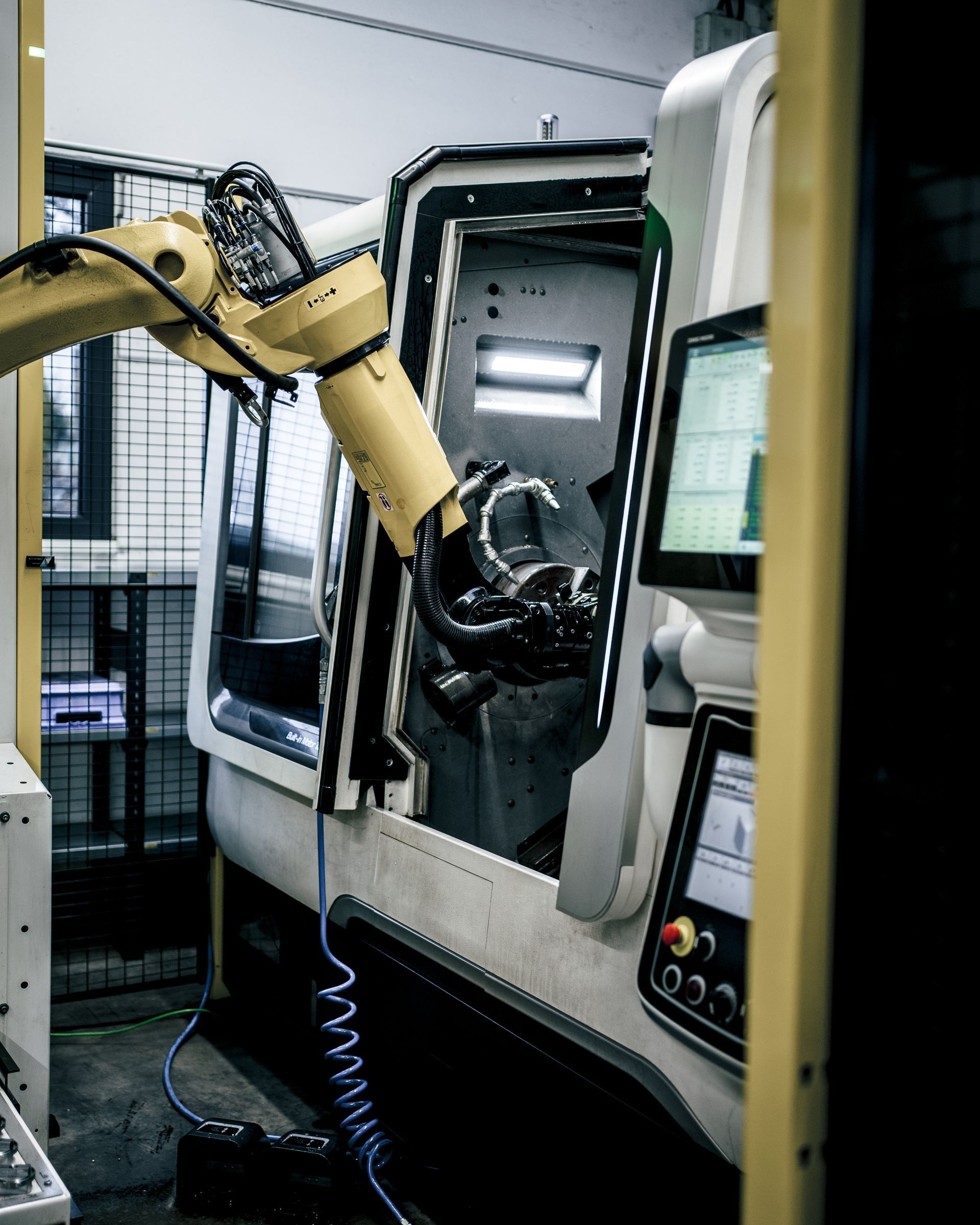 Eine CNC-Maschine schneidet in einer Fabrikumgebung ein kreisförmiges Metallteil mit mehreren Zähnen.